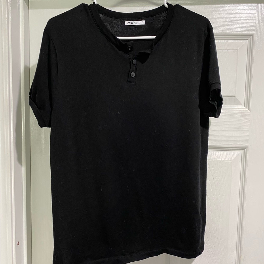 Men’s thin black casual shirt.